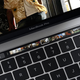 Ilustración para el artículo titulado Todo lo que puedes hacer con el Touch Bar del nuevo MacBook Pro